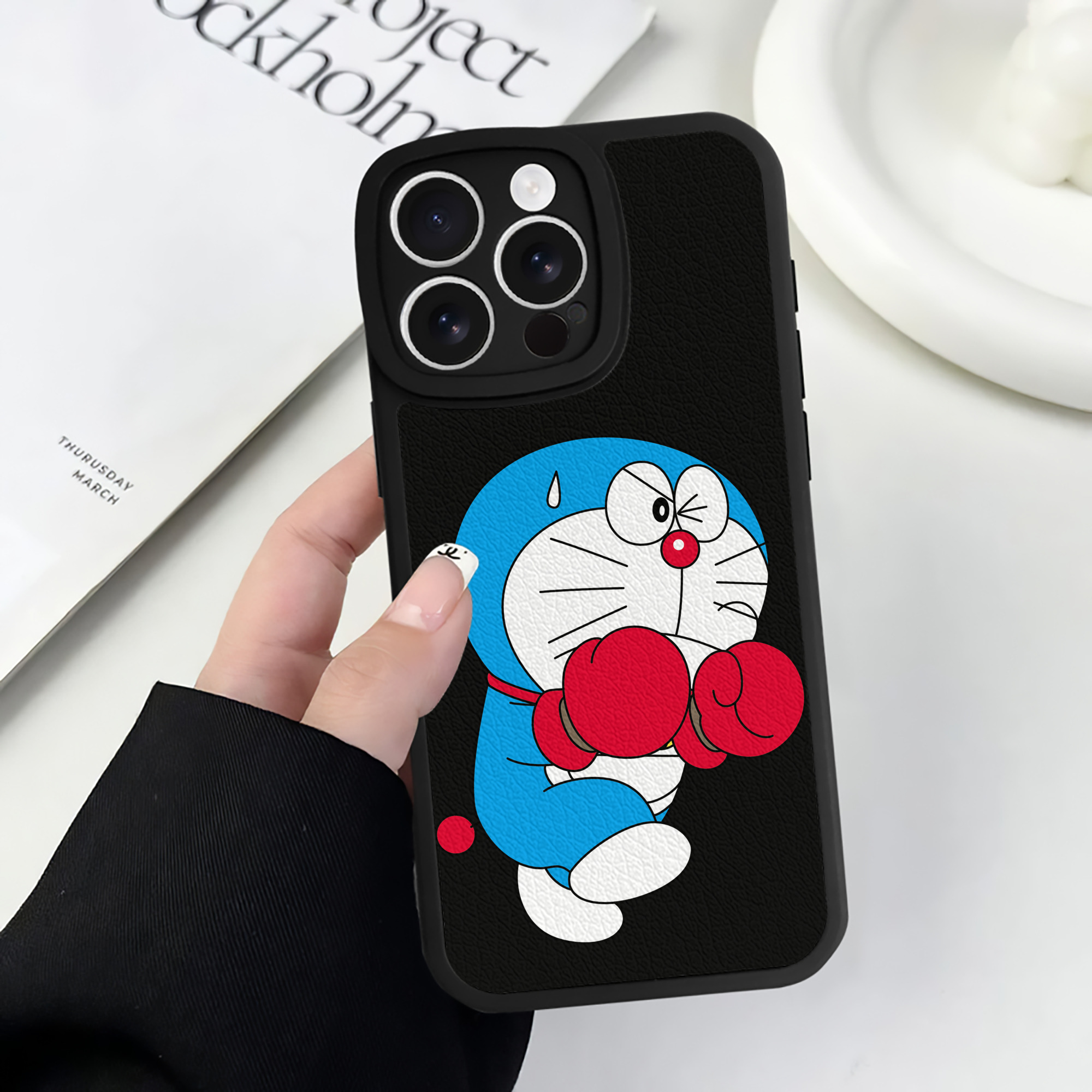 （画像用） ドラえもん Doraemon 【iPhone 16シリーズ対応】シリコンスマホケース（レザー調） 材質：シリコン